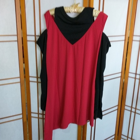 Double cold shoulder Top NWOT - Picture 2 of 3